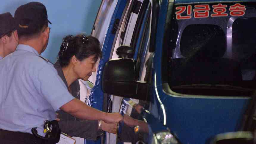 资料图：朴槿惠住院治疗后，乘车返回拘留所（纽西斯通讯社）